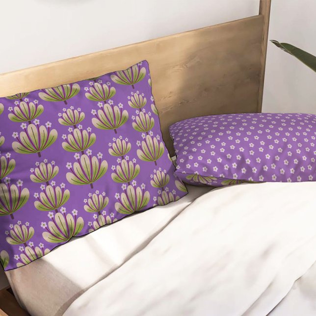 Modern Floral Pattern in Purple and Green Kissenbezug (Von Creator hochgeladen)