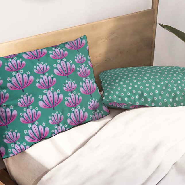 Modern Floral Pattern in Teal and Lavender Kissenbezug (Von Creator hochgeladen)
