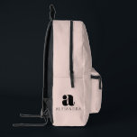 Modern formatierter, rosa Monogramm-Name Bedruckter Rucksack<br><div class="desc">Eine kühne,  moderne Monogramm- und Namenskombination. Die großen fetten Monogramm-Paare mit einer schlanken,  modernen Schriftart-Wahl für Ihren Namen. Erstellen Sie ein Design,  das die Welt zeigt,  wer Sie sind.</div>