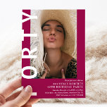 Modern FORTY Foto 40. Geburtstag Party Einladung<br><div class="desc">Moderne 40. Geburtstagsfeier - Design mit einem rosa Hintergrund,  der in jede beliebige Farbe verändert werden kann,  einem Porträtfoto,  dem fett-weißen Schriftart "FORTY" und einem eleganten Geburtstagsgeschenk,  das leicht personalisiert werden kann. Stilvoll,  trendig und perfekt für jedes Alter!</div>