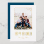 Modern Foto Frame Happy Hanukkah<br><div class="desc">Happy Hanukkah! Senden Sie Hanukkah Wünsche an Familie und Freunde mit dieser anpassbaren Goldfolie Hanukkah Karte. Es zeichnet sich durch moderne Typografie und ein einfaches Foto aus. Personalisieren Sie diese durch Hinzufügen von Namen und Fotos. Diese Goldfolie Happy Hanukkah Karte ist auf anderen Cardstock erhältlich.</div>