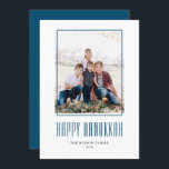 Modern Foto Frame Happy Hanukkah Feiertagskarte<br><div class="desc">Happy Hanukkah! Senden Sie Hanukkah Wünsche an Familie und Freunde mit diesem anpassbaren Foto Hanukkah Karte. Es zeichnet sich durch moderne Typografie und ein einfaches Foto aus. Personalisieren Sie diese durch Hinzufügen von Namen und Fotos. Diese moderne Happy Hanukkah-Karte ist auf anderen Cardstock erhältlich.</div>