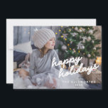 Modern Foto White Script Text Overlay Weihnachten<br><div class="desc">Mit dieser benutzerdefinierten Foto "Happy Holidays" Card, die als Download oder als Druckoption erhältlich ist, können Sie die Freude der Saison genießen. Dieses Foto mit seinem eleganten, weißen Schriftzeichen eignet sich hervorragend für personalisierte Urlaubssegmente. Ideal, um die Wärme und Magie der Saison zu erfassen, ist es eine wunderschöne Art, Ihnen...</div>