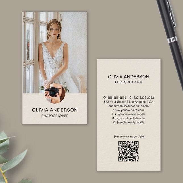 Modern Fotograf 2 Fotos QR Code Einfache Creme Visitenkarte (Modern Photographer 2 Photos QR Code Simple Cream Business Card)