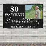 Modern Funny 80 So, was 80. Geburtstagsparty Foto Banner<br><div class="desc">Modern Funny 80 So was 80. Geburtstag Party Foto Banner. Ein tolles Zeichen für die 80. Geburtstagsparty mit individuellem Foto, inspirierendes und lustiges Zitat 80 so was und Text in trendigem Skript mit einem Namen. Der Hintergrund ist schwarz und der Text ist in weißer Farbe. Personalisieren Sie das Schild mit...</div>