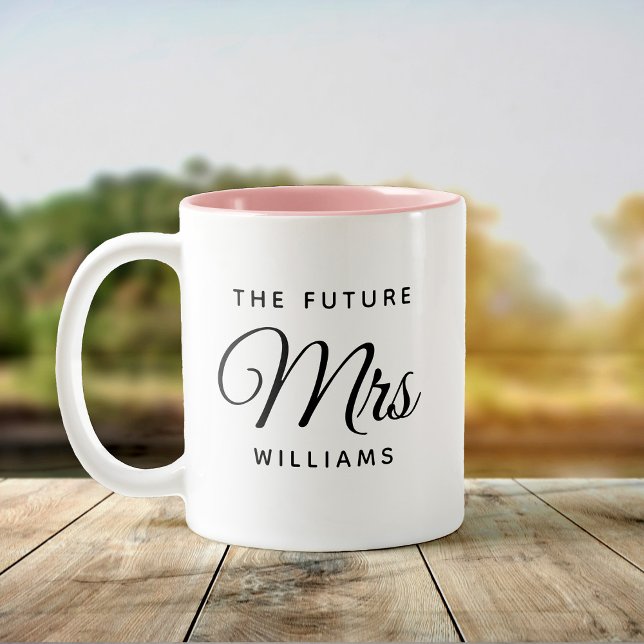 Modern Future Mrs Bride Verlobung Script Zweifarbige Tasse (Von Creator hochgeladen)