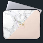 Modern geometrisches Marmor/rosa Monogramm-Logo Laptopschutzhülle<br><div class="desc">Eine goldene Box aus Imitaten mit Ihren Initialen wird zu einem minimalistischen,  modernen Logo auf diesem personalisierten Laptop-Ärmel. Der kontrastierende weiße Marmor und das sanfte rosa Farbgebälk verleihen dem Ganzen eine stilvolle Ästhetik. Kunst und Design © 1201AM Design Studio | www.1201am.com</div>