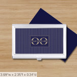 Modern gestaltetes Logo für Navy Blue Company Visitenkarten Dose<br><div class="desc">Erhöhen Sie Ihr Netzwerkspiel mit diesem einfachen,  modernen beruflichen Visitenkartengehäuse. Der subtile marineblaue gemusterte Hintergrund zeigt Ihr Logo gerahmt in Marineblau mit goldenen Akzenten. Bleibe organisiert und mache einen bleibenden Eindruck mit diesem stilvollen Accessoire.</div>