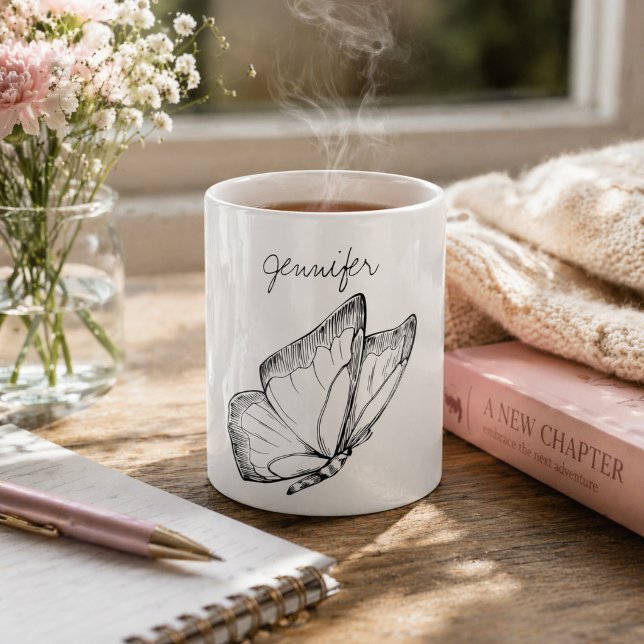 Modern Gezeichnet Butterfly in Flight Monogram Kaffeetasse (Von Creator hochgeladen)