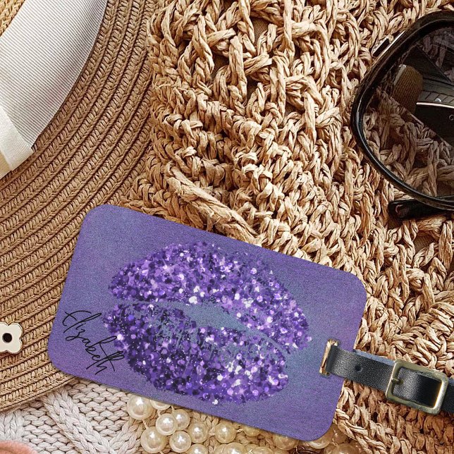 Modern Glam Lila Glittery Kiss Lipstick Impressum Gepäckanhänger (Von Creator hochgeladen)