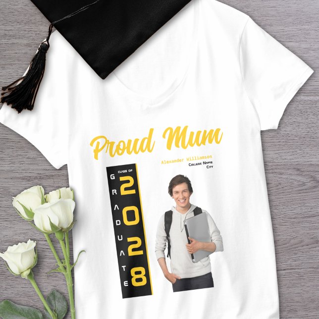 Modern Gold Black Abschluss Foto Proud Mum T-Shirt (Von Creator hochgeladen)