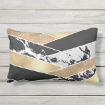Modern Gold Black White Glitter Marble Geometric Kissen Für Draußen<br><div class="desc">Dieses moderne und schicke Design ist eine glamouröse Infusion von Eleganz und Klasse. Es verfügt über Imitate aus funkelnd Glitzer, schwarz, goldfarben, weißem Marmor und geometrischen Farbblöcken aus schwarzem Marmor. Die Einrichtung ist in einem chaotischen, Zickzack Muster und Stack mit kontrastreichen Mustern und Farben angeordnet und verleiht ihm ein stilvolles...</div>