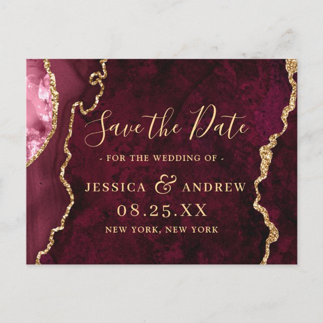 Modern Gold Burgundy Agate Marble Save the Date Ankündigungspostkarte (Vorderseite)