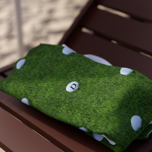 Modern Golfer Green Grass Golf Ball Monogram Strandtuch (Green Grass Golf Ball Monogram Beach Towel with space for your initial)
