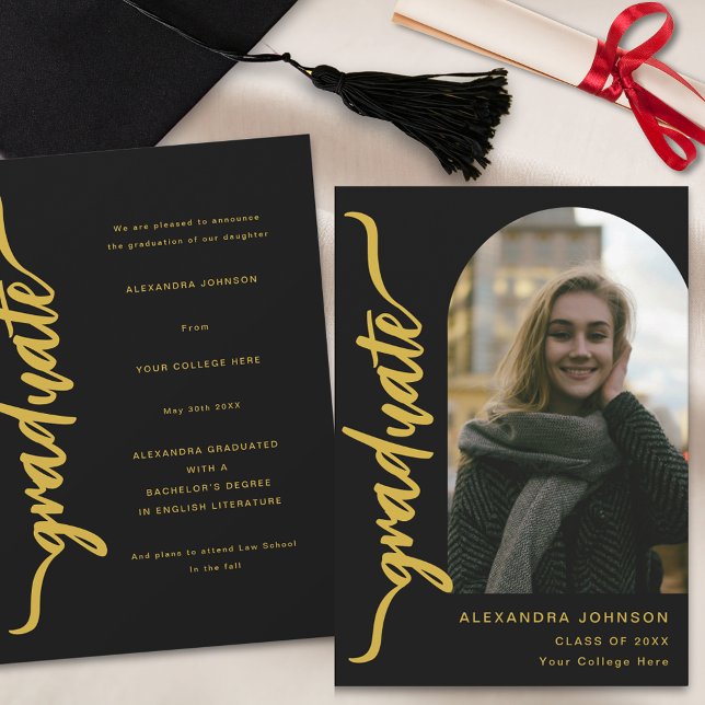 Modern Graduate Arch Foto Gold Script Ankündigung (Modern arch photo black and gold script Graduation announcement card)
