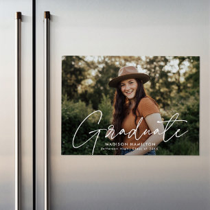 Modern Graduate White Script Foto Magneteinladung