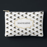 Modern Graduation Cap  and Tassel Gold Zubehörtasche<br><div class="desc">Celebrate graduation in style with this Modern Graduation Cap and Tassel Gold Accessory Pouch, a chic and practical keepsake designed to honor a special milestone. This stylish pouch features a charming pattern of graduation caps, tassels, delicate coquette bows, and elegant “Congrats Grad” lettering, creating a design that feels both festive...</div>