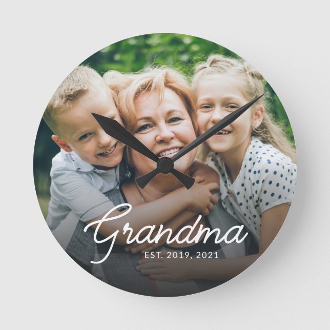 Modern Grandma Established Script Photo Runde Wanduhr (Vorderseite)