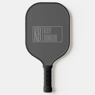 Modern, grau auf dunkelgrau, Initialen & Name Pickleball Schläger