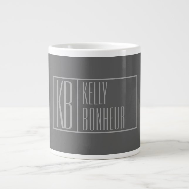 Modern, grau auf dunkelgrau, Initials & Name Logo Jumbo-Tasse (Vorderseite)