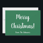 Modern Green Family Christmas Card Feiertagskarte<br><div class="desc">Behalt es einfach mit diesem personalisierten, fröhlichen Weihnachtsdesign. Es ist in festlichem Grün und Weiß. Es hat die Nachricht "Frohe Weihnachten!" und Platz für Sie, um Ihren Namen hinzuzufügen, in weißem stylishen Typografie-Skript. Auf der Rückseite, sowie "Frohe Weihnachten!", hat es den Text "& a Happy New Year!", Ihren Namen und...</div>
