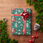 Modern Green Foto Ornaments Custom Christmas Geschenkpapier<br><div class="desc">Wrap deine Weihnachtsgeschenke im Stil! Dieses festliche Geschenkpapier mit farbenfrohen roten, smaragdgrünen und türkisblauen, runden Zierleisten mit Platz für drei (3) verschiedene Fotos. Weiße Winterschneeflocken und Herzen prägen das Design. Die Farbe des grünen Waldgrundes kann individuell angepasst werden. Auch die frohe Weihnachtsschrift in der modernen Schrift kann personalisiert sein. Foto-Tipp:...</div>