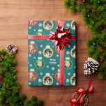 Modern Green Foto Ornaments Custom Christmas Geschenkpapier<br><div class="desc">Wrap deine Weihnachtsgeschenke im Stil! Dieses festliche Geschenkpapier mit roten, grünen und goldfarbenen runden Zierrahmen mit Platz für drei (3) verschiedene Fotos. Weiße Winterschneeflocken und Herzen prägen das Design. Die smaragdgrün gedruckte Hintergrundfarbe kann angepasst werden. Auch die frohe Weihnachtsschrift in der modernen Schrift kann personalisiert sein. Foto-Tipp: schneiden Sie Fotos...</div>