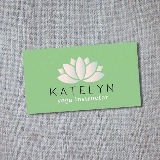 Modern Green Pastel Lotus Icon Yoga Instructor Visitenkarte (Von Creator hochgeladen)