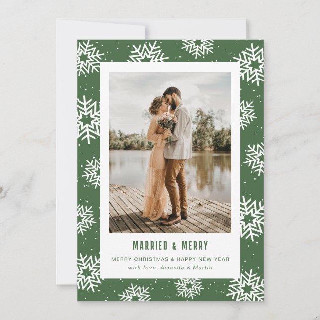 Modern Green Snowflake Photo Newlywed Feiertagskarte (Vorderseite)