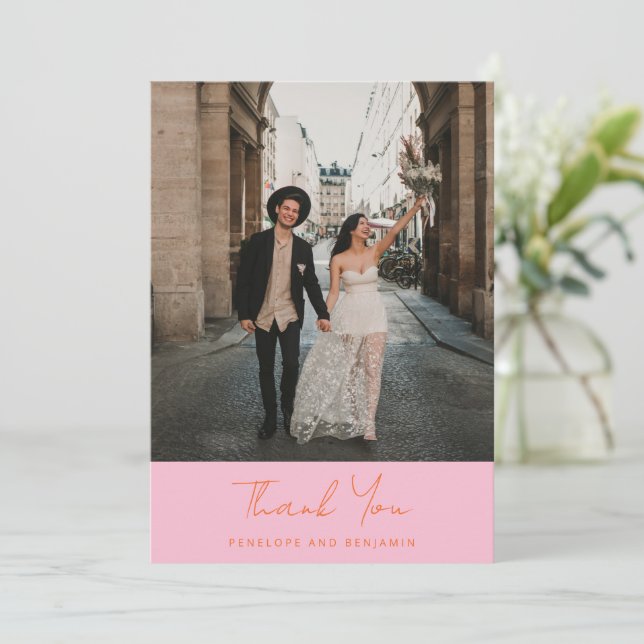 Modern Handwritten Pink Orange Wedding Photo Dankeskarte (Stehend Vorderseite)