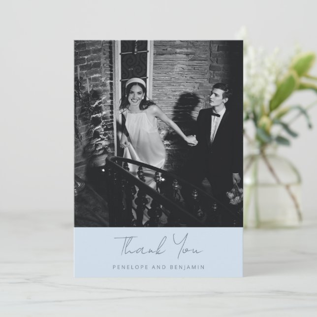 Modern Handwritten Soft Blue Wedding Photo Dankeskarte (Stehend Vorderseite)
