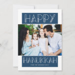Modern Hanukkah | Foto Feiertagskarte<br><div class="desc">Diese einfache,  moderne Hanukkah-Karte zeichnet sich durch eine stilvolle Typografie und ein lustiges Muster auf der Rückseite aus.  Die Farbe vorne und hinten kann auf Wunsch von Ihnen angepasst werden!</div>
