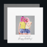 Modern Happy Birthday Sister Foto Name Gray Karte<br><div class="desc">Trendy Stil,  um deine Schwester zum Geburtstag zu schicken. Vollständig anpassbar. Ersetzen Sie das Foto einfach durch Ihr eigenes und personalisieren Sie den Text vorne und hinten. Sie können auch die Hintergrundfarben auf beiden Seiten ändern,  wenn Sie es wünschen,  indem Sie sie weiter anpassen.</div>