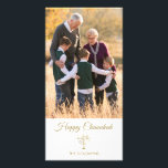 Modern Happy Chanukah Holiday Foto Card Karte<br><div class="desc">Teilen Sie Ihre Urlaubswünsche dieser Chanukah Saison mit einer einzigartigen personalisierten Fotokarte. Dieses festliche Design bietet Ihnen ein Foto, sich für ein freundliches Design zu entscheiden, das Ihre Familie und Freunde lieben werden! Unter dem Foto ist die Stimmung "Happy Chanukah" in Imitaten Gold Typografie mit einer goldenen Menorah unten und...</div>