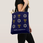 Modern HAPPY HANUKKAH<br><div class="desc">Moderne HAPPY HANUKKAH Tasche mit KUNSTBAR Text, mit den Imitaten Gold und Silber STAR OF DAVID und MENORAH. Text liest HAPPY HANUKKAH mit einem Platzhalter und ist KUNSTBAR, sodass Sie ihn PERSONALISIEREN können, indem Sie Ihren Namen oder einen anderen Text hinzufügen. Ideal für hanukkah Feiern, und mit der Anpassung kann...</div>