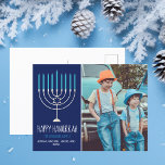 Modern Happy Hanukkah Familie Foto Blue Postkarte<br><div class="desc">Diese niedliche,  trendige Happy Hanukkah Postcard besticht durch eine wunderschöne Menorah auf blauem Hintergrund mit weißer Typografie. Diese schöne jüdische Foto-Urlaubspostkarte zeigt das Foto Ihrer Kinder neben Ihrem Familiennamen.</div>
