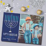 Modern Happy Hanukkah Family Foto Card<br><div class="desc">Diese niedliche,  trendige Happy Hanukkah-Karte verfügt über eine wunderschöne Menorah auf blauem Hintergrund mit weißer Typografie. Diese schöne jüdische Foto-Urlaubskarte zeigt Ihr eigenes Foto neben Ihrem Familiennamen.</div>