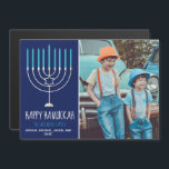 Modern Happy Hanukkah Family Foto Magnet Card<br><div class="desc">Diese niedliche,  trendige Happy Hanukkah Magnetkarte verfügt über eine wunderschöne Menorah auf blauem Hintergrund mit weißer Typografie. Diese wunderschöne jüdische Foto-Urlaubskarte zeigt Ihnen das Kinderfoto neben Ihrem Familiennamen.</div>