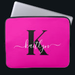 Modern Hot Pink Black Script Monogram Laptopschutzhülle<br><div class="desc">Diese einfache,  elegante 15" Hot-Rosa und Black Laptop-Hülle mit Ihrem Vornamen in einem trendigen Script-Schriftart in Weiß und Ihre erste Initiale in einem modernen Kappe-Schriftart in Schwarz ist perfekt für Sie. Es ist stilvoll und trendig und dennoch sehr klassisch. Es ist einzigartig - wie du!</div>