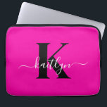 Modern Hot Pink Black Script Monogram Laptopschutzhülle<br><div class="desc">Diese einfache,  elegante 13" Notebook-Hülle in Rosa und Schwarz mit dem Vornamen in einem angesagten Schriftart in Weiß und der erste Einstieg in einen modernen,  schwarzen Kappe-Schriftart ist perfekt für Sie. Es ist stilvoll und trendig und dennoch sehr klassisch. Es ist einzigartig - wie du!</div>