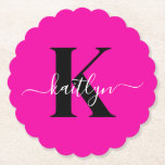 Modern Hot Pink Black Script Monogram Untersetzer<br><div class="desc">Diese schlichten, eleganten, runden, rosafarbenen Untersetzer mit abgerundeten Kanten mit Ihrem Vornamen in einem trendigen Schriftart in Weiß, der Ihren ersten Start in einem modernen Schriftart in Schwarz tippt, sind ideal für den behalt von Tischen und Zählern, die frei von Wasserringen sind. Sie nehmen Tröpfchen auf, damit Sie sich keine...</div>