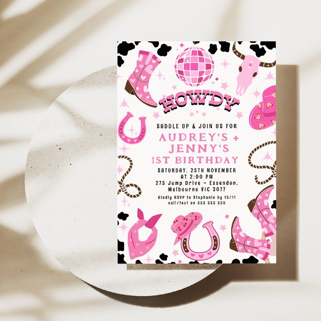 Modern Hot Pink Disco Twins Cowgirls 1. Geburtstag Einladung (Pink Disco Twin Cowgirls 1st birthday Invitation, Disco Ball Western Howdy Twin Girls Cowgirl Party)