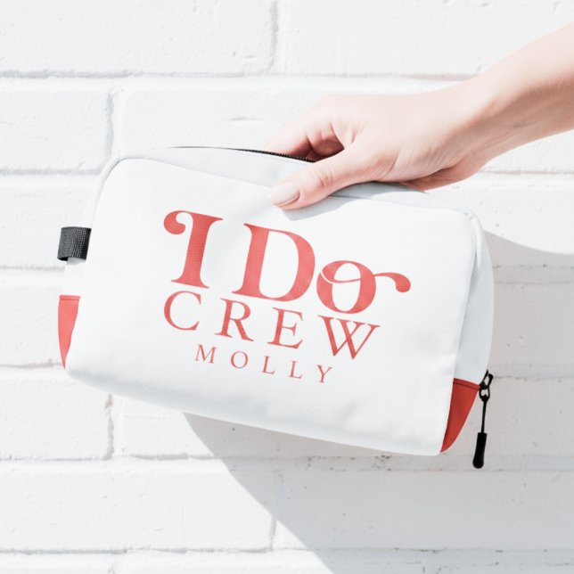 Modern I Do Crew Bold Red Bridesmaid Waschbeutel (Get the crew together in style with this trendy "I Do Crew" design!)
