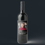 Modern Individuelle Name Happy Birthday Foto Weinetikett<br><div class="desc">Dieses personalisierte Song-Playlist Geburtstagsdesign kann mit Ihrer eigenen Nachricht an Ihren Ehemann, Ihre Ehefrau, Freund, Freundin, Mutter, Vater, Bruder, Schwester, Familie oder Freunde angepasst werden. Dazu können Sie das Wort "Geburtstag glücklich" durch Ihr eigenes kurzes, individuelles Wort/Zitat ersetzen. Der Name kann auch auf Ihren eigenen individuelle Name geändert werden. Sie...</div>