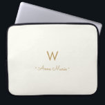 Modern Ivory Gold Script Monogram Laptopschutzhülle<br><div class="desc">Ein modernes,  elegantes Monogramm-Design mit handgeschriebener,  minimalistischer Schrifttyp-Schrift und Sans Serif Block Typografie auf einem eleganten,  pastellfarbenen Elfenbeinhintergrund. Das Monogramm und der Name können leicht personalisiert werden.</div>