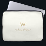Modern Ivory Gold Script Monogram Laptopschutzhülle<br><div class="desc">Ein modernes,  elegantes Monogramm-Design mit handgeschriebener,  minimalistischer Schriftzeichen-Typografie in Gold und Sans-Serif-Blocktypografie auf elegantem,  blasspastellfarbenem Elfenbeinhintergrund. Das Monogramm und der Name können leicht personalisiert werden.</div>