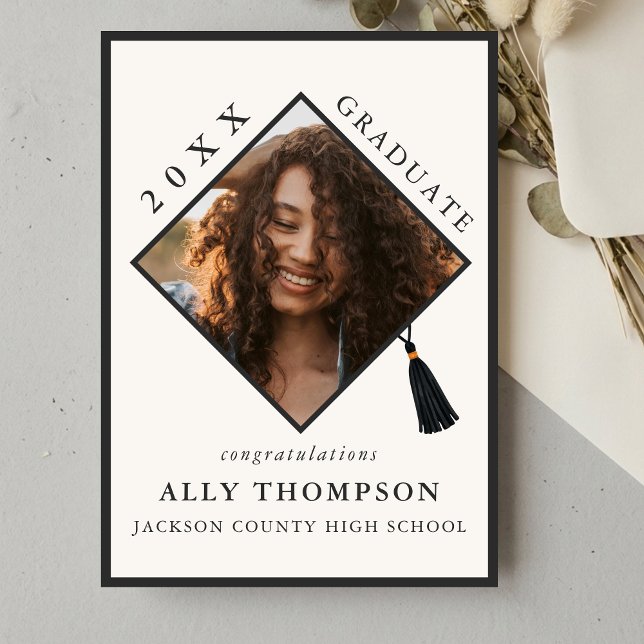 Modern Ivory Graduation Cap Photo Announcement Einladung (Modern Ivory Graduation Cap Photo Announcement)