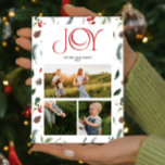 Modern Jodern Red Berry Botanical 3 Foto Weihnacht Feiertagskarte<br><div class="desc">Machen Sie Weihnachtsgrüße in diesem Jahr ganz besonders mit unserer Modern Joy Red Berry Botanical 3 Foto Weihnachtskarte! Diese moderne und schicke Urlaubskarte hat die ganze Eleganz einer formalen Urlaubskarte, während sie gleichzeitig den hellen und fröhlichen Geist der Saison bewahrt. Das Cover zeichnet sich durch eine schöne, tiefrote Typografie aus...</div>