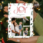 Modern Jodern Red Berry Botanical 3 Foto Weihnacht Feiertagskarte<br><div class="desc">Machen Sie Weihnachtsgrüße in diesem Jahr ganz besonders mit unserer Modern Joy Red Berry Botanical 3 Foto Weihnachtskarte! Diese moderne und schicke Urlaubskarte hat die ganze Eleganz einer formalen Urlaubskarte, während sie gleichzeitig den hellen und fröhlichen Geist der Saison bewahrt. Das Cover zeichnet sich durch eine schöne, tiefrote Typografie aus...</div>