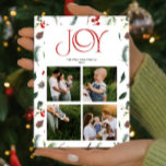 Modern Jodern Red Berry Botanical 4 Foto Weihnacht Feiertagskarte<br><div class="desc">Machen Sie Weihnachtsgrüße in diesem Jahr ganz besonders mit unserer Weihnachtskarte "Modern Joy Red Berry Botanical 4 Foto"! Diese moderne und schicke Urlaubskarte hat die ganze Eleganz einer formalen Urlaubskarte, während sie gleichzeitig den hellen und fröhlichen Geist der Saison bewahrt. Das Cover zeichnet sich durch eine schöne, tiefrote Typografie aus...</div>